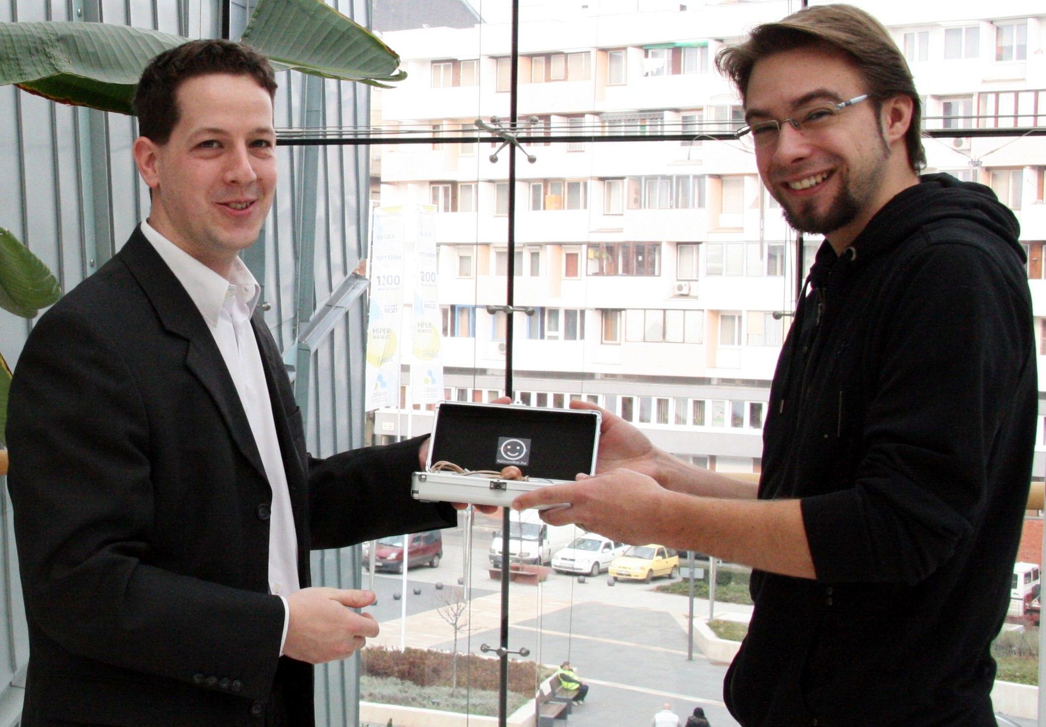 f&uuml;lmonitor &aacute;tad&aacute;s