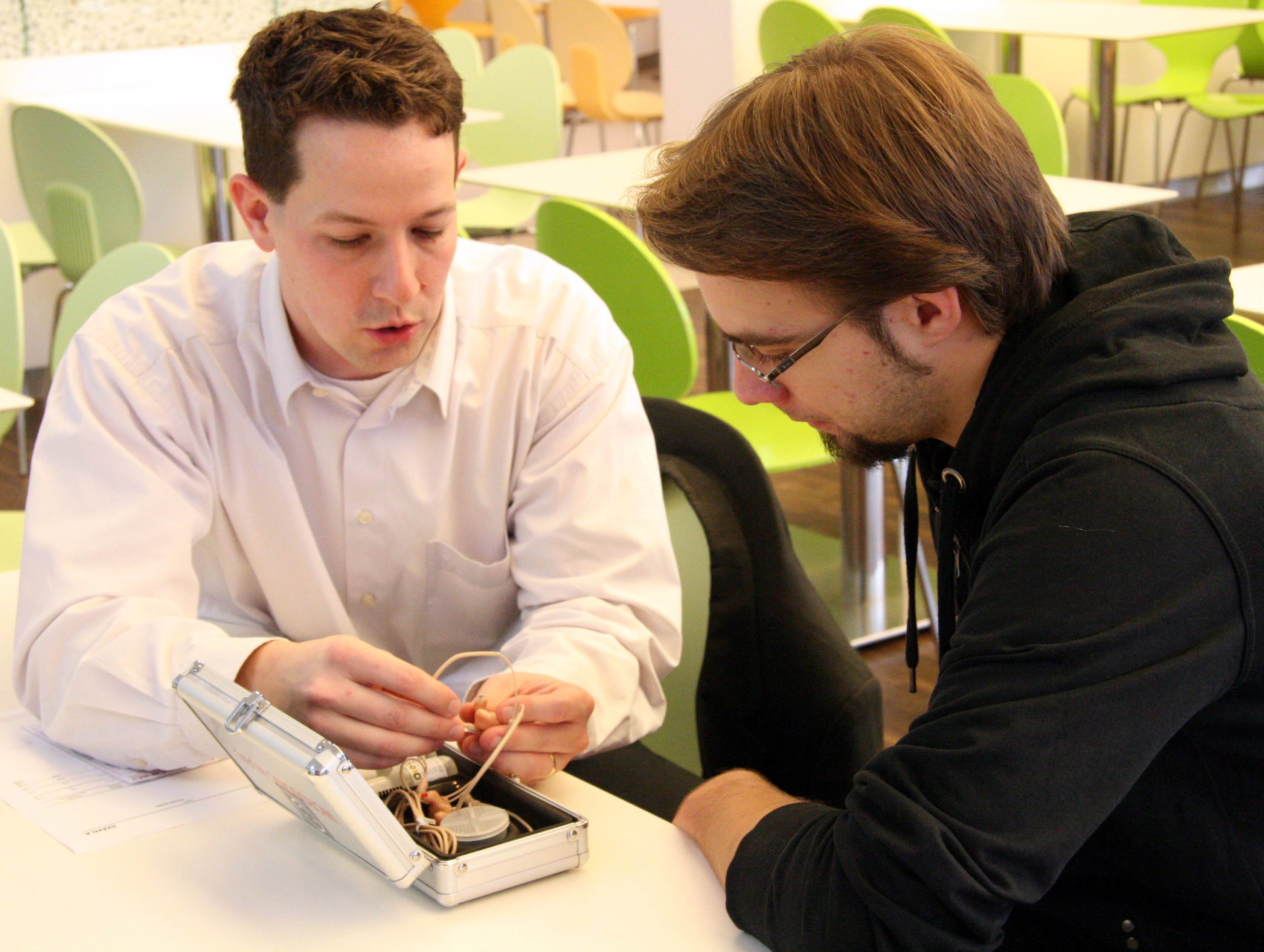 f&uuml;lmonitor &aacute;tad&aacute;s